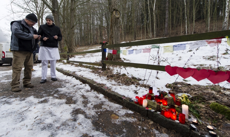 Lidé vzpomínají na bývalého prezidenta u jeho chalupy.