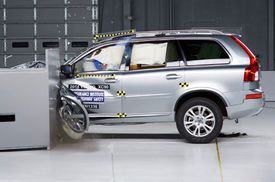 Volvo XC90 v přísných testech IIHS.
