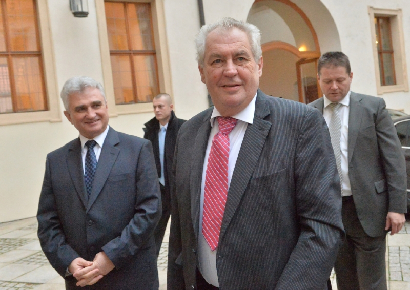 Prezident Miloš Zeman si přijel na Hrad prohlédnout objekty, jichž se restituce týká. Prezident Miloš Zeman si přijel na Hrad prohlédnout objekty, jichž se restituce týká.