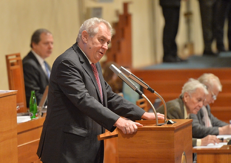 Prezident Miloš Zeman oznámil, že se chce pravomoci vzdát, po sporu o jmenování Martina Putny profesorem. Prezident Miloš Zeman oznámil, že se chce pravomoci vzdát, po sporu o jmenování Martina Putny profesorem.