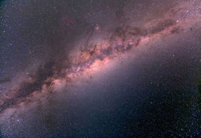 Protože jsme uvnitř naší Galaxie, nemůžeme se na ni podívat zdálky. Vidíme jen pás Mléčné dráhy. Na snímku pohled z Austrálie. 