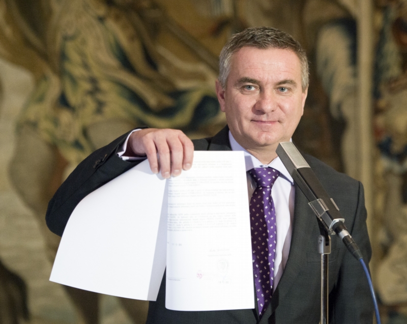 Vedoucí prezidentské kanceláře Vratislav Mynář na tiskové konferenci. Vedoucí prezidentské kanceláře Vratislav Mynář na tiskové konferenci.