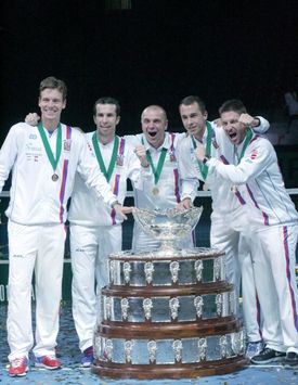 Radek Štěpánek (druhý zleva) společně s českým týmem v listopadu obhájil triumf v Davisově poháru.