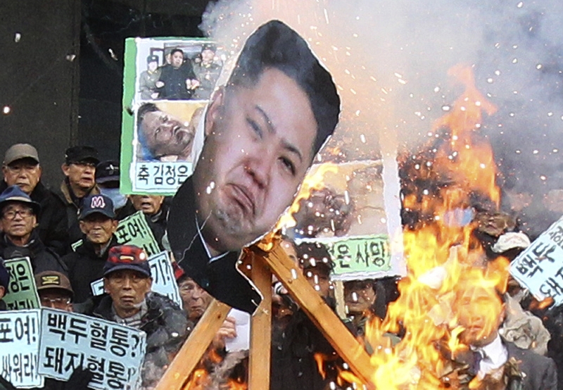 Demonstranti v Soulu v úterý pálili portréty Kim Čong-una. Demonstranti v Soulu v úterý pálili portréty Kim Čong-una.