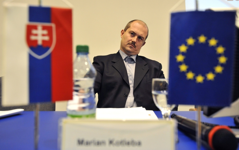 Marian Kotleba se ujal funkce šéfa Banskobystrického kraje. Marian Kotleba se ujal funkce šéfa Banskobystrického kraje.