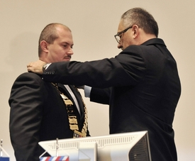 Bývalý župan Vladimír Maňka předává Kotlebovi županské insignie.