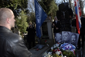 Kotleba u údajného hrobu Jozefa Tisa na jednom z bratislavských hřbitovů, při připomínce 69. výročí vzniku vojnového Slovenského státu v roce 2008.