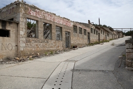 Trosky vězeňského tábora na ostrově Goli otok.