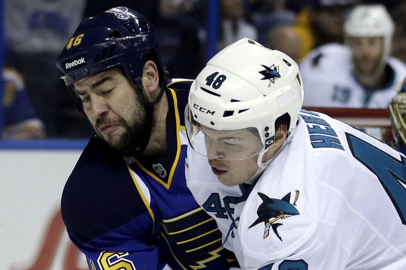 Tomáš Hertl v souboji proti spoluhráči. Tomáš Hertl v souboji proti spoluhráči.