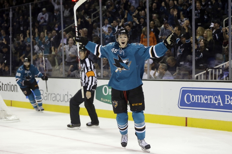 Tomáš Hertl začal v dresu San Jose skvěle, ale teď jeho jízdu zastavilo zraněné koleno.