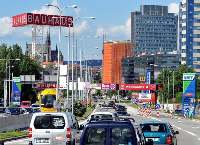 Brno je plné aut (ilustrační foto).