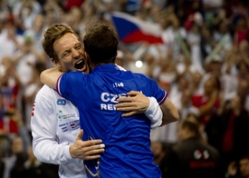 Tomáš Berdych (vlevo) se s Radkem Štěpánkem raduje z vítězného finálového bodu.