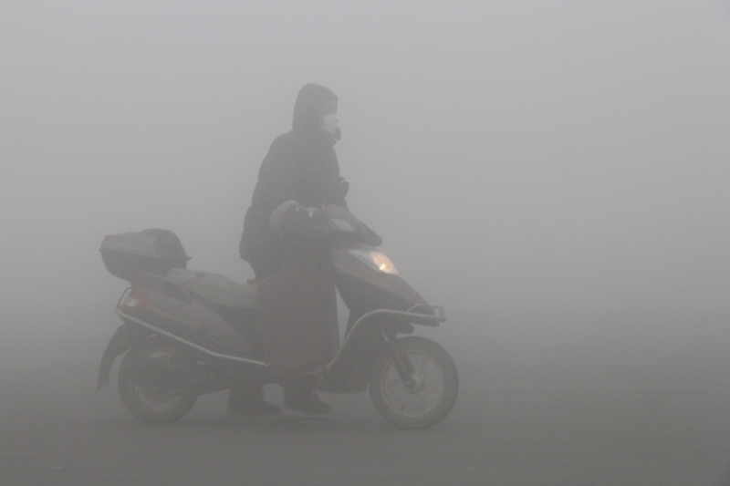 Smog je v bosenském hlavním městě tak silný, že není vidět ani na semafory. Smog je v bosenském hlavním městě tak silný, že není vidět ani na semafory.