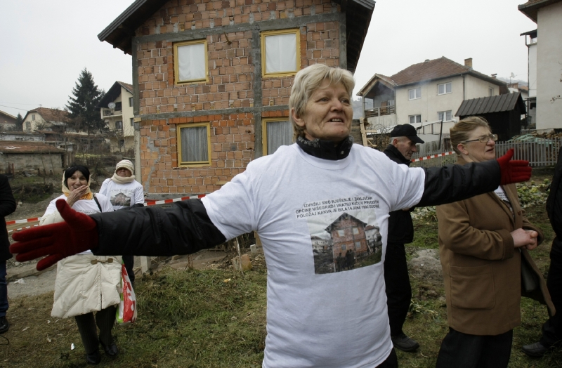Bosenští Muslimové demonstrují proti demolici domu, kde bylo v 90. letech upáleno několik muslimů.