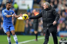 Trenér José Mourinho podávající balón.