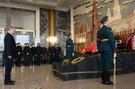 Prezident Putin u rakve slavného konstruktéra.