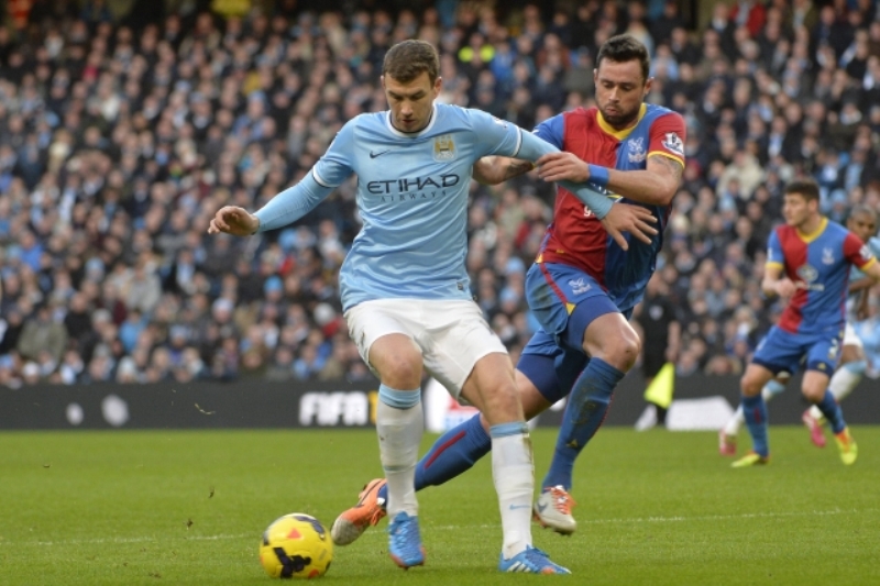 Edin Džeko (vlevo) jediným gólem utkání rozhodl o výhře City nad Cristal Palace.