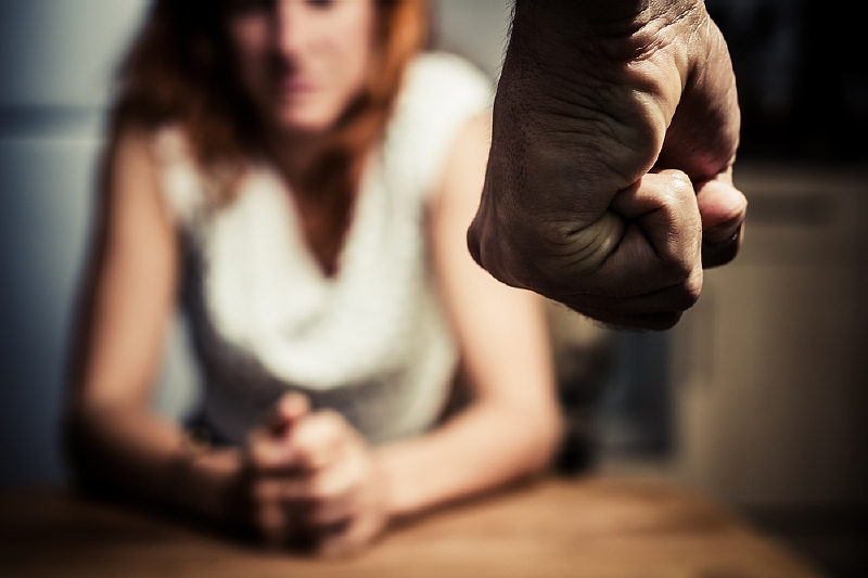 Domácí násilí představuje dlouhodobé, opakované a stupňující se útoky jednoho člena domácnosti vůči druhému. Nemusí být jen fyzické. Může jít o psychické, sexuální či ekonomické násilí (ilustrační foto). Domácí násilí představuje dlouhodobé, opakované a stupňující se útoky jednoho člena domácnosti vůči druhému. Nemusí být jen fyzické. Může jít o psychické, sexuální či ekonomické násilí (ilustrační foto).