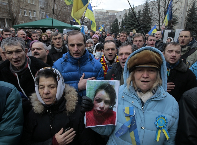 Desetitisíce protivládních demonstrantů se shromáždily v centru Kyjeva, kde protestovaly proti nedávnému napadení opoziční aktivistky a novinářky Teťjaný Čornovolové.