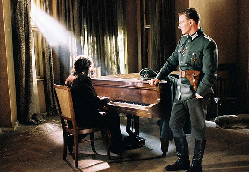Adrien Brody jako Władysław Szpilman ve filmu Romana Polanského Pianista, k němuž Kilar napsal hudbu. Adrien Brody jako Władysław Szpilman ve filmu Romana Polanského Pianista, k němuž Kilar napsal hudbu.