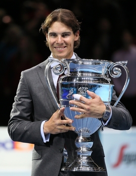Rafael Nadal s trofejí pro prvního tenistu v žebříčku ATP.