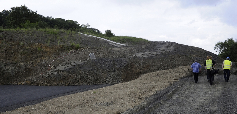 Stavbu zkomplikoval sesuv svahu o rozměrech 200 krát 500 metrů, k němuž došlo nad obcí Litochovice 7. června.