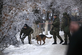 Policie a vojáci pátrají po dalších možných bombách ve Volgogradu.