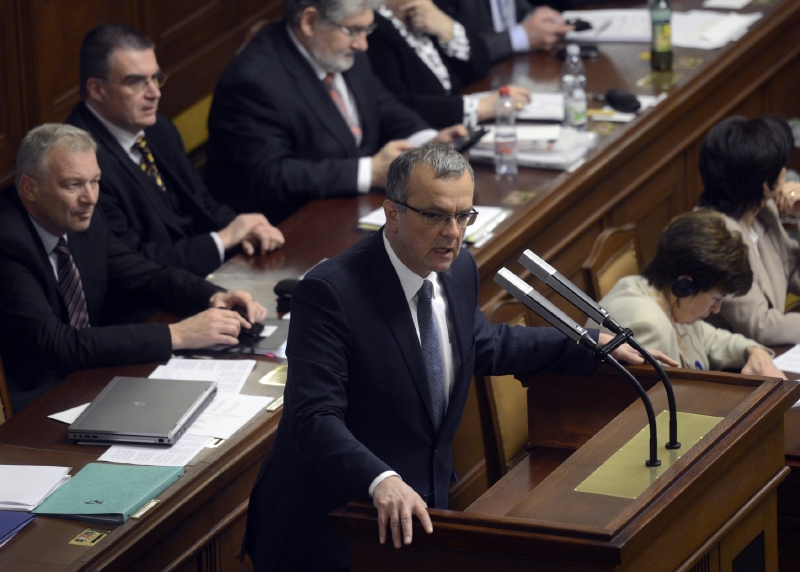 Politici přes rok perlili.