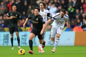 Samir Nasri (v černém) z Manchesteru City v zápase proti Swansea.