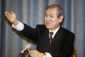 Mezi absolventy akademie patří i bývalý prezident Ro Te-u. Hlavou státu byl v letech 1988 až 1993.