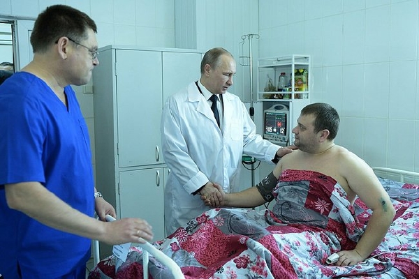Prezident Putin u raněných ve Volgogradě.