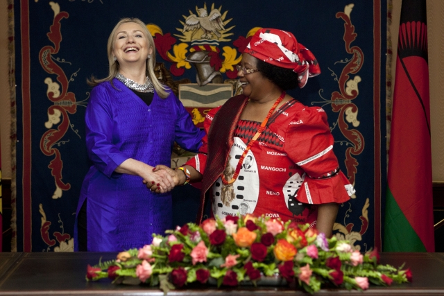 Prezidentka Malawi Joyce Bandaová s bývalou americkou ministryní zahraničí Hillary Clintonovou.