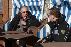 Putin si se svým věrným druhem Dmitrijem Medveděvem dopřál i sklenici svařeného vína.