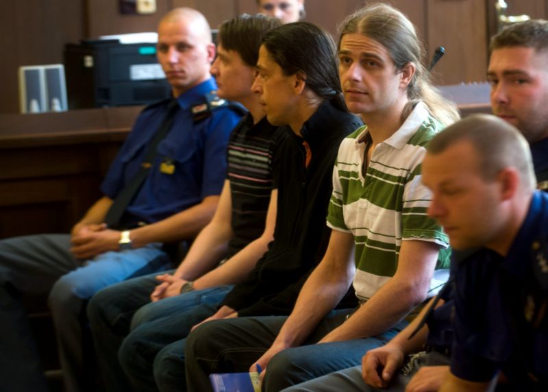 Václav Kloc (druhý zleva), Václav Šafránek (třetí zleva) a jejich zaměstnanec Petr Vácha (třetí zprava) před Krajským soudem v Českých Budějovicích 26. září.