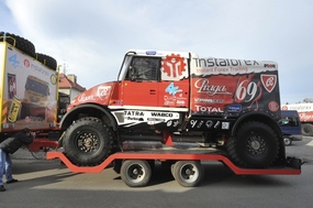 Aleš Loprais při odjezdu svého vozu do zámoří na slavný Dakar.