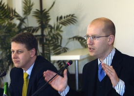 Tomáš Prouza (vlevo) s Bohuslavem Sobotkou.