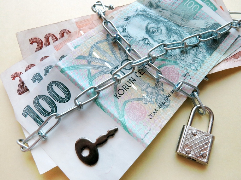 Loni vyhlásilo osobní bankrot téměř dva tisíce lidí. 