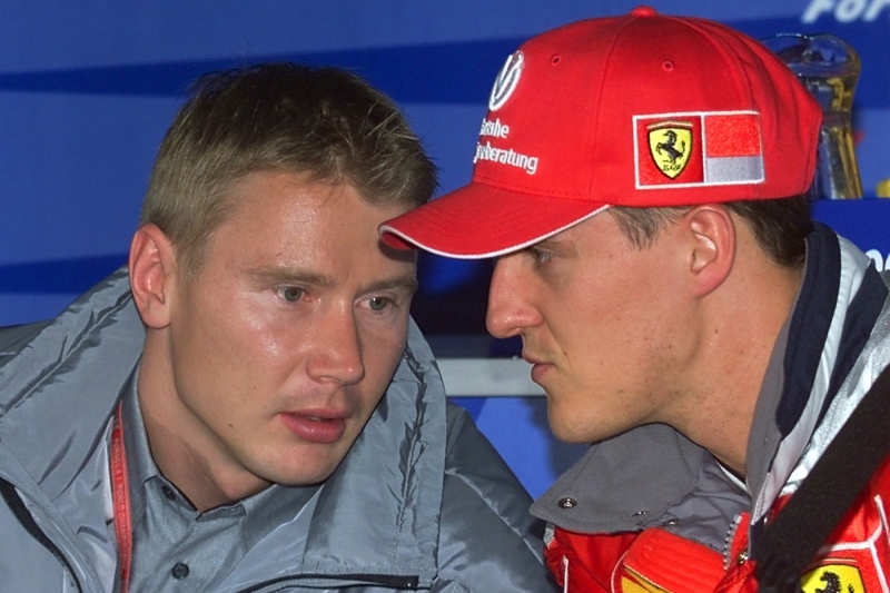 Mika Häkkinen (vlevo) poslal vzkaz Michaelu Schumacherovi.