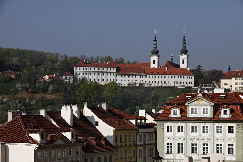 Premonstráti z pražského Strahova získali pozemky na Znojemsku. Premonstráti z pražského Strahova získali pozemky na Znojemsku.
