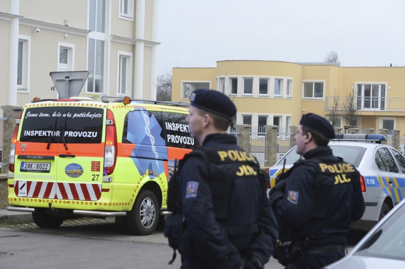 Suchdolu nestačí posílení dohledu v okolí ambasády, kde vybuchl trezor. Suchdolu nestačí posílení dohledu v okolí ambasády, kde vybuchl trezor.
