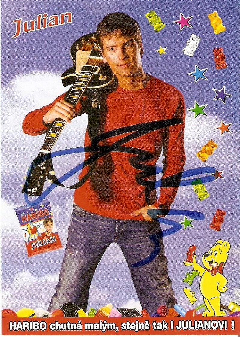 Julián rád žvýká gumové medvídky.