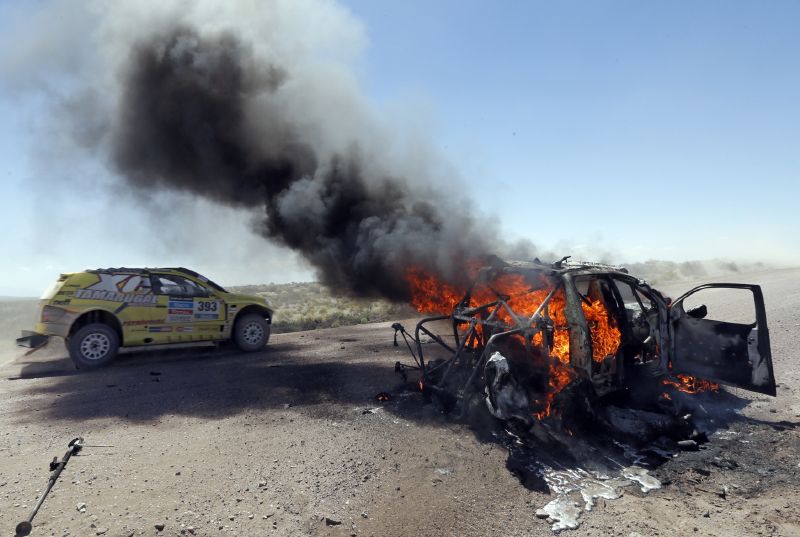 Drsný Dakar. Takhle skončil vůz Javiera Campillaye z Chile. Drsný Dakar. Takhle skončil vůz Javiera Campillaye z Chile.