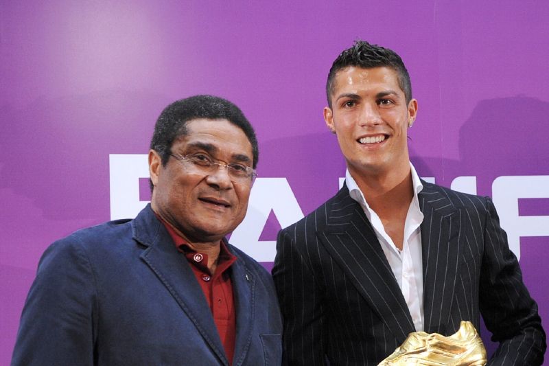Dva velikáni kopané. Zesnulý Eusébio a Cristiano Ronaldo. Dva velikáni kopané. Zesnulý Eusébio a Cristiano Ronaldo.