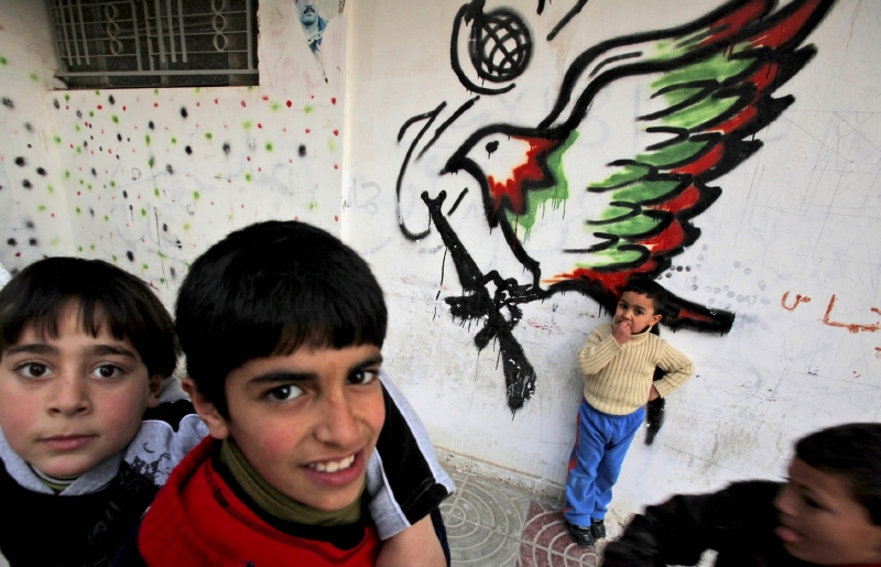 Palestinští mírotvorci s kalašnikovem (ilustrační foto).
