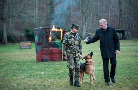 Rostislav Bartončík s Athosem v doprovodu Vlastimila Picka (vpravo).