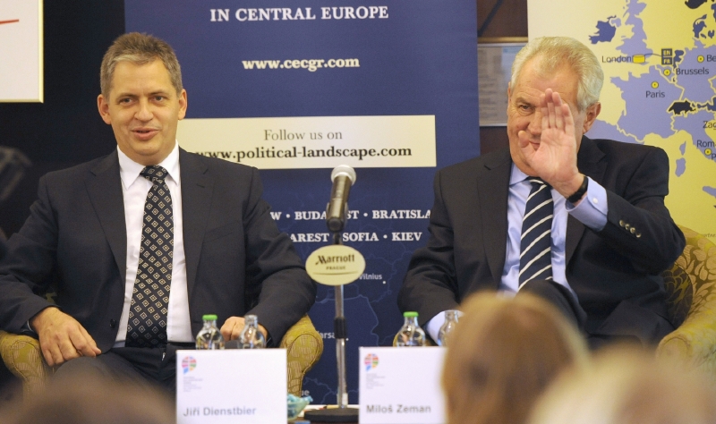 Jiří Dienstbier (vlevo) a prezident Miloš Zeman.