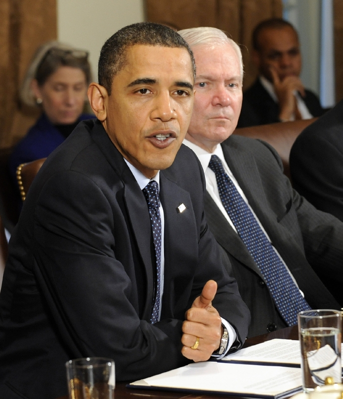 Robert Gates (vpravo) kritizoval Baracka Obamu za jeho přístup k válce v Afghánistánu.