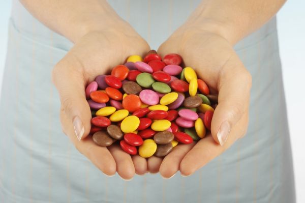 Je třeba se amerických bonbónů M&M's bát? V Evropě se naštěstí používají přírodní barviva (ilustrační foto).