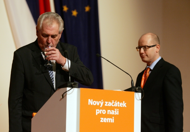 Prezident Miloš Zeman (vlevo) s pravděpodobným příštím premiérem Bohuslavem Sobotkou.