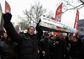 Demonstrace proti korupci a vládní straně AKP v Ankaře.
